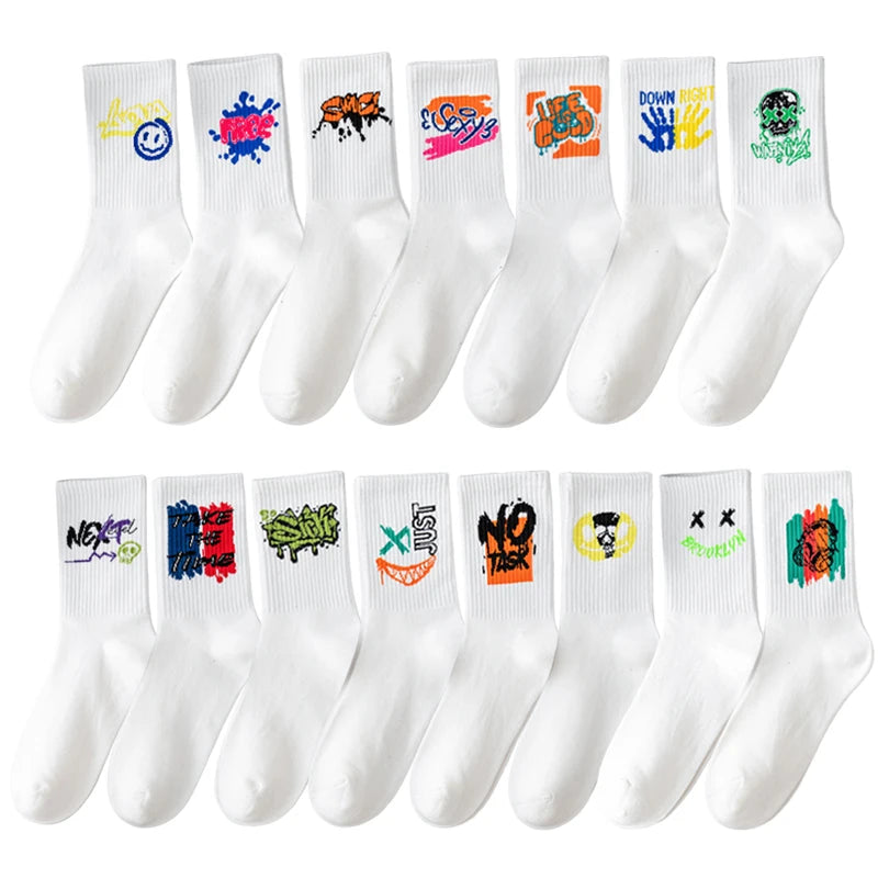 5/10 pairs of men's black and white graffiti breathable, comfortable, fashionable, sports and leisure mid tube trendy socks