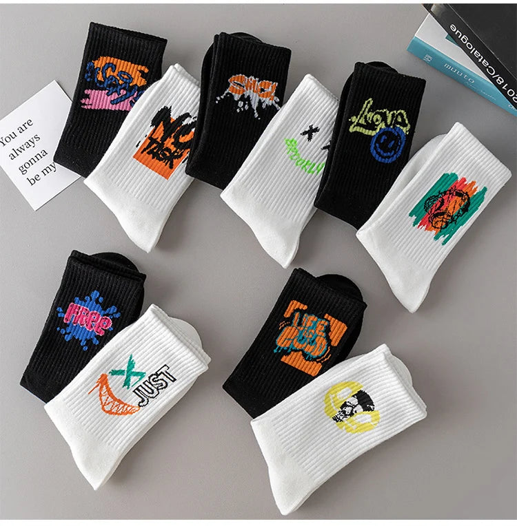 5/10 pairs of men's black and white graffiti breathable, comfortable, fashionable, sports and leisure mid tube trendy socks