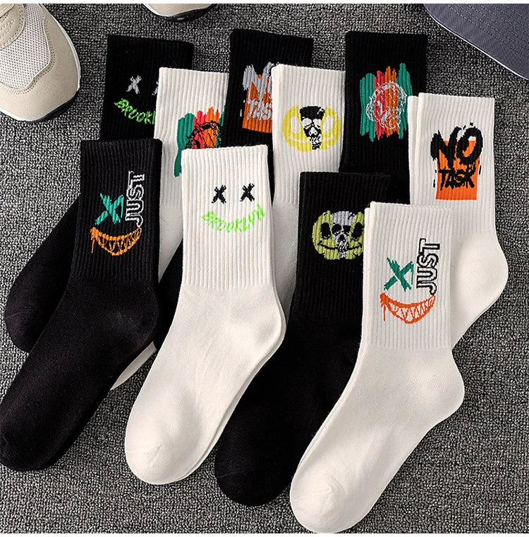 5/10 pairs of men's black and white graffiti breathable, comfortable, fashionable, sports and leisure mid tube trendy socks