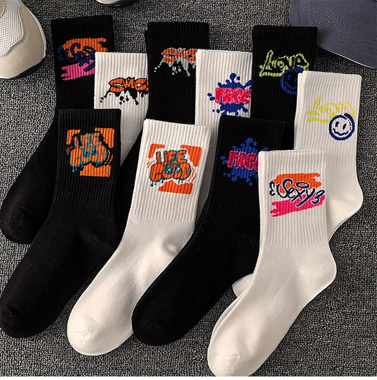 5/10 pairs of men's black and white graffiti breathable, comfortable, fashionable, sports and leisure mid tube trendy socks