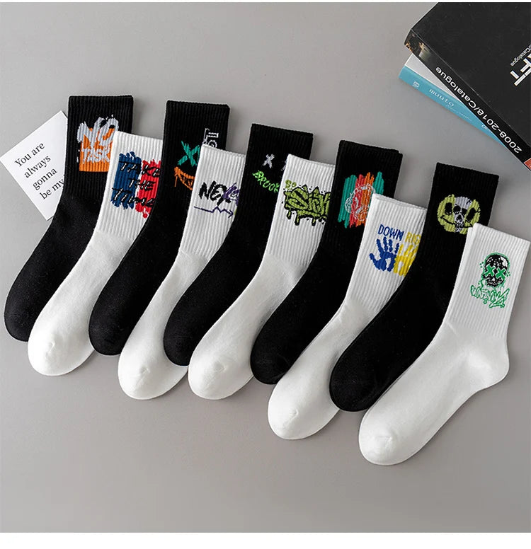 5/10 pairs of men's black and white graffiti breathable, comfortable, fashionable, sports and leisure mid tube trendy socks