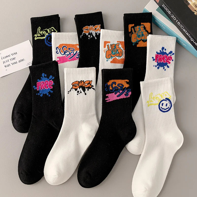 5/10 pairs of men's black and white graffiti breathable, comfortable, fashionable, sports and leisure mid tube trendy socks