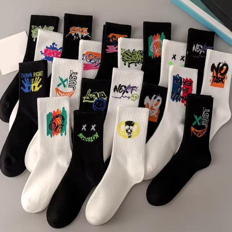 5/10 pairs of men's black and white graffiti breathable, comfortable, fashionable, sports and leisure mid tube trendy socks