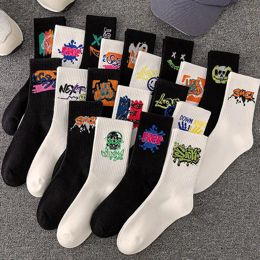 5/10 pairs of men's black and white graffiti breathable, comfortable, fashionable, sports and leisure mid tube trendy socks