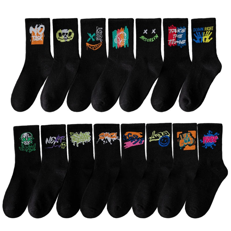 5/10 pairs of men's black and white graffiti breathable, comfortable, fashionable, sports and leisure mid tube trendy socks